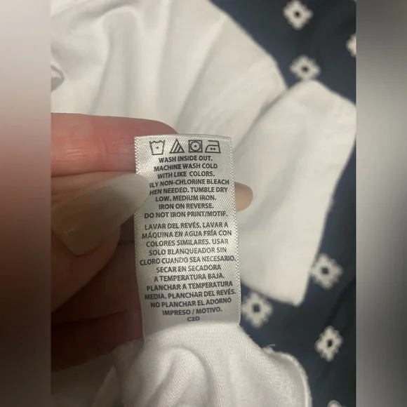 🔥2/$10 Kids White Hooded Short Sleeve sequence Shark Shirt- size 4t - Picture 5 of 5